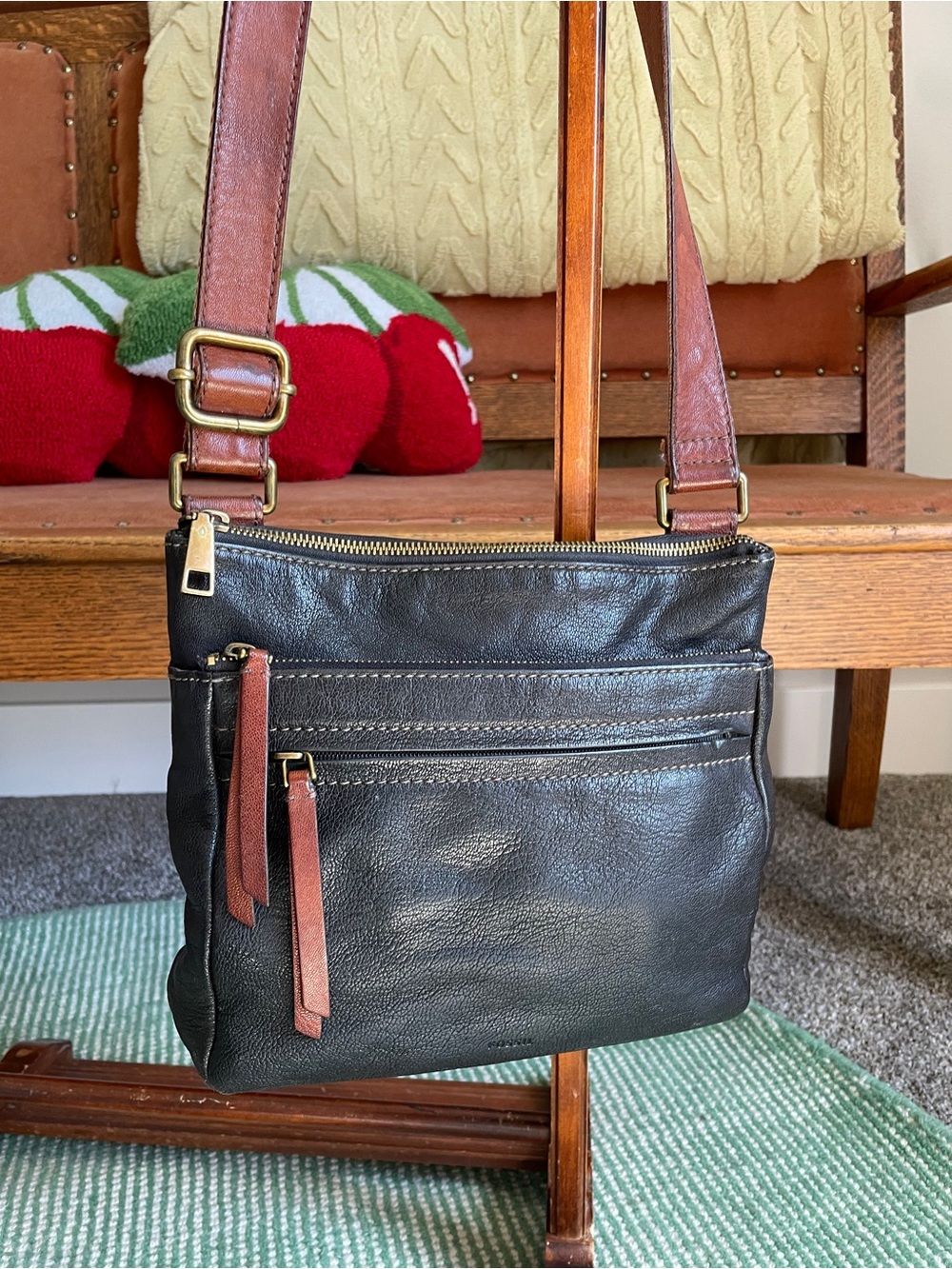 Vintage Leather Fossil Crossbody Messenger Corey Bag! Brown leather detai!